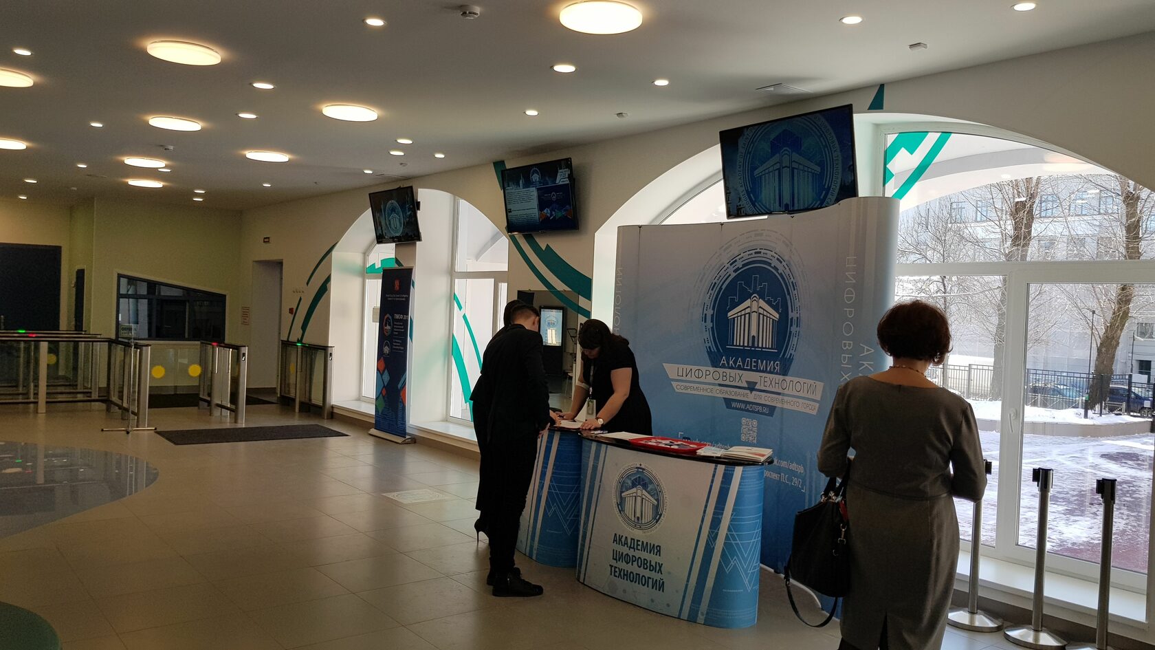 Академия цифровых технологий — экраны SpinetiX